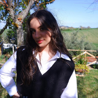 Recanati - Studentessa salva una donna sul bus: “Massaggio cardiaco fondamentale”